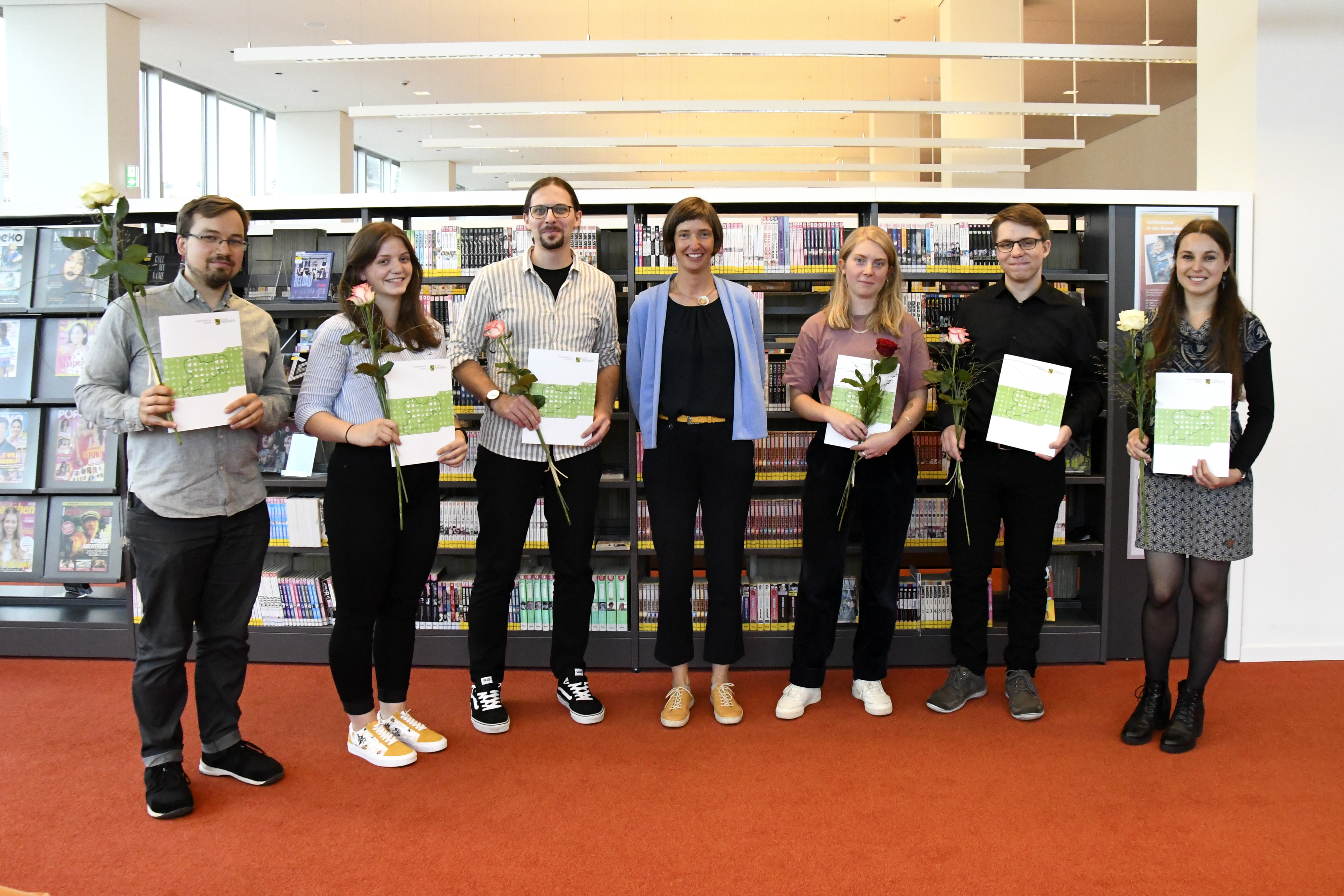 Gruppenfoto der Absolventinnen und Absolventen mit der kommisarischen Direktorin der Städtischen Bibliotheken Dresden