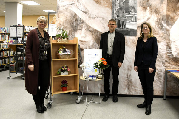 Katrin Doll, Roman Rabe und Annekatrin Klepsch bei der Preisverleihung (v.l.).