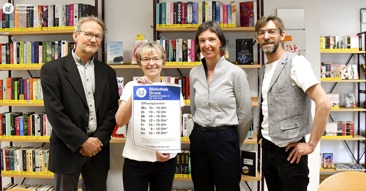 Eröffnung vor dem Regal in der Bibliothek Gruna mit 2 Frauen (M. Kunis-Michel, U. Just) und Männern (R. Rabe und C. Barth)