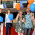 Die Kolleg*innen aus Frankreich im Erdgeschoss im Kulturpalast. Sie halten Luftballons in der Hand.