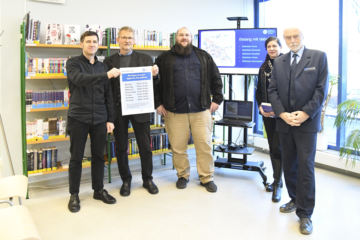 v.l. Holger Nitzschner, Verwaltungsleiter SBD;  Roman Rabe, Bibliothekarischer Fachdirektor;  Roman Korge, Firma Power; Uta Marbach, Stadtbezirksamt Plauen; Max Reinhard Hegewald, Firma Power