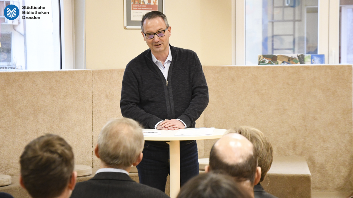 Jan Donhauser bei seiner Begrüßungsrede in der Bibliothek Neustadt