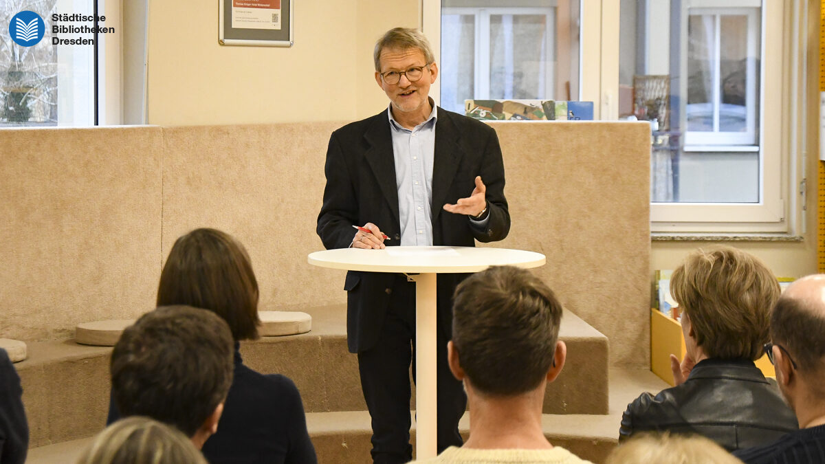 Roman Rabe, Bibliothekarischer Fachdirektor, würdigt die Leistungen der Bibliothek.