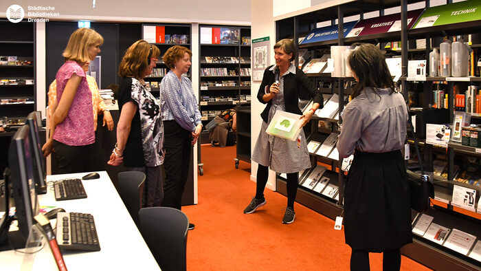 Direktorin Marit Kunis-Michel und eine Delegation aus Straßburg in der Zentralbibliothek