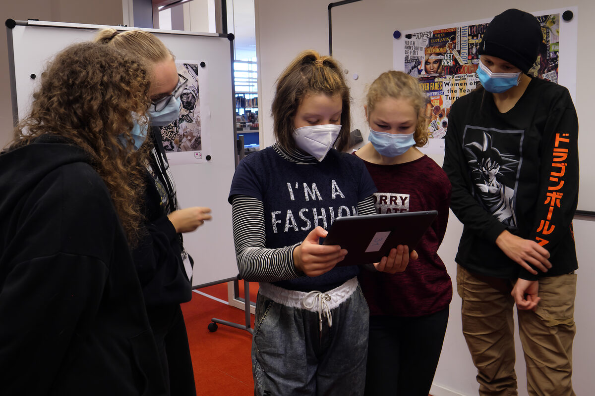 Schüler*innen arbeiten mit dem Grafiktablett.