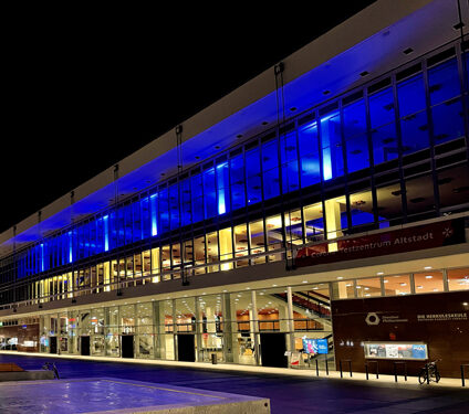 Kulturpalast in Blau und Gelb.