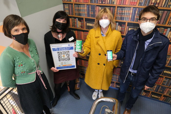Drei Frauen und ein Mann präsentieren ein Plakat mit dem pass4all-QR-Code und zwei Smartphones mit der pass4all-App. Drei Frauen und ein Mann präsentieren ein Plakat mit dem pass4all-QR-Code und zwei Smartphones mit der pass4all-App.