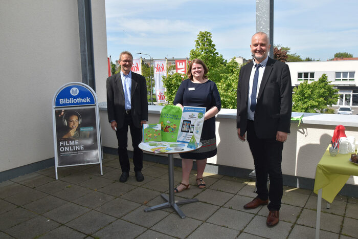 Auf dem Bild sind folgende Personen: Roman Rabe, Bibliothekarischer Fachdirektor Katja Kühnel, Leiterin Bibliothek Klotzsche Christian Wintrich, Stadtbezirksamtsleiter Klotzsche/Pieschen