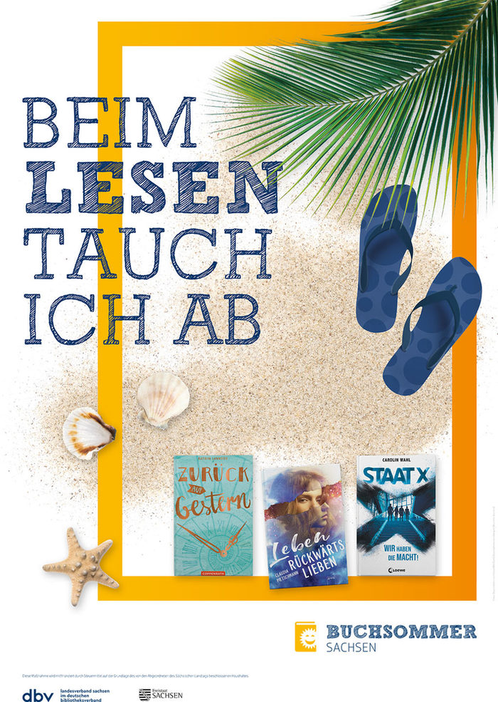 Ein Plakat mit Sand, Muscheln, Badeschuhen und Palmwedel. Dazu drei Buchcover und der Slogan "Beim Lesen tauch ich ab".