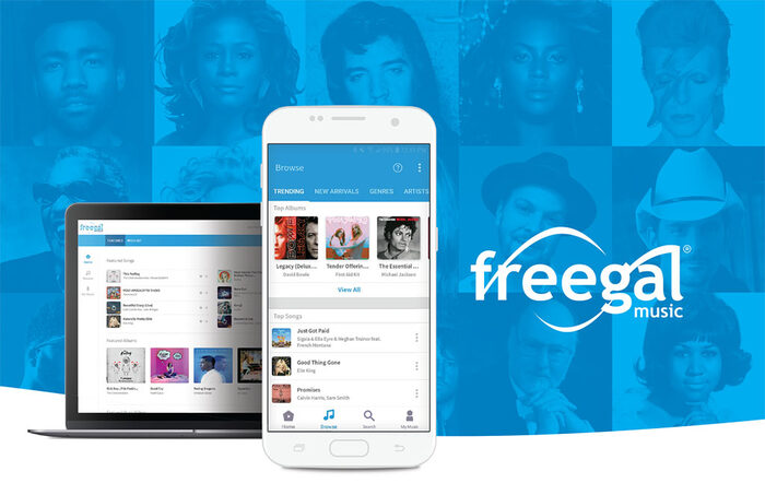 Ein Notebook und ein Smartphone mit freegal music, daneben das Logo 'freegal music', im Hintergrund Portraits bekannter Sängerinnen und Sänger