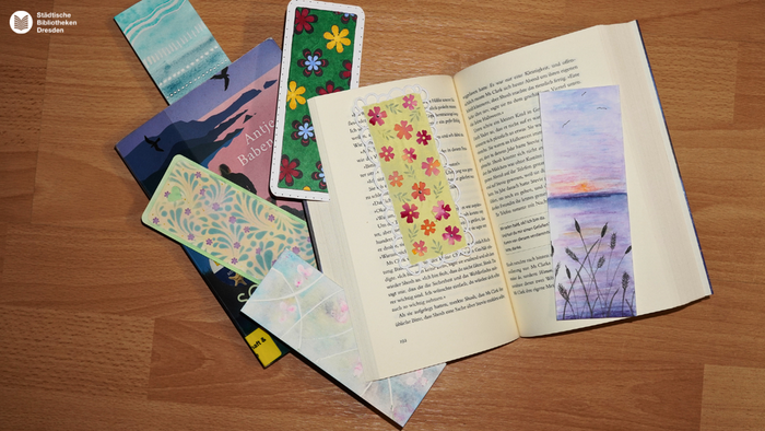 Bastelmaterial auf einem Tisch