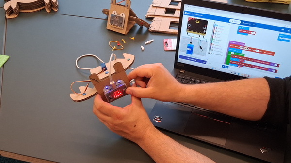 2026_Johannstadt_Micro:bit-Roboter-Tag_Hand.png