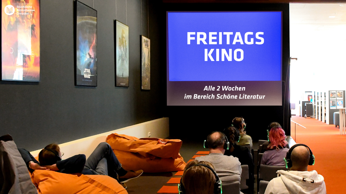 Studiobühne mit Kindern und Filmscreen