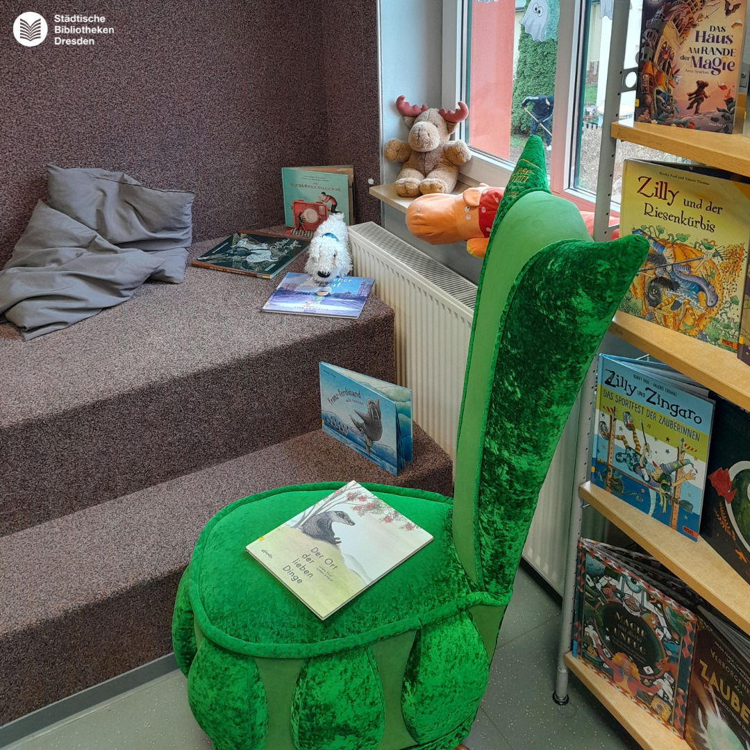 Sessel mit Bücherregal