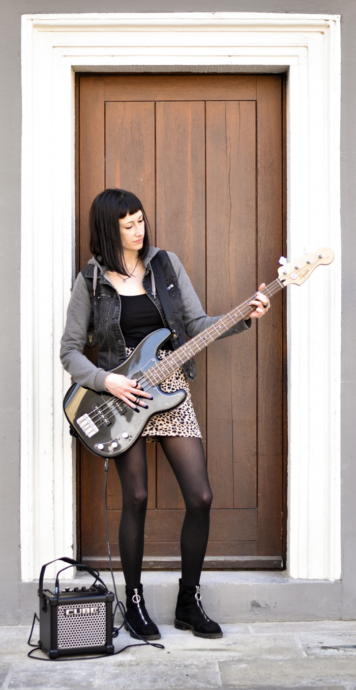 Frau mit E-Gitarre