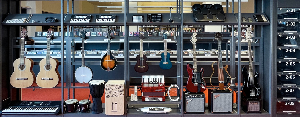 Foto mit Musikinstrumenten der Bibliothek der Dinge