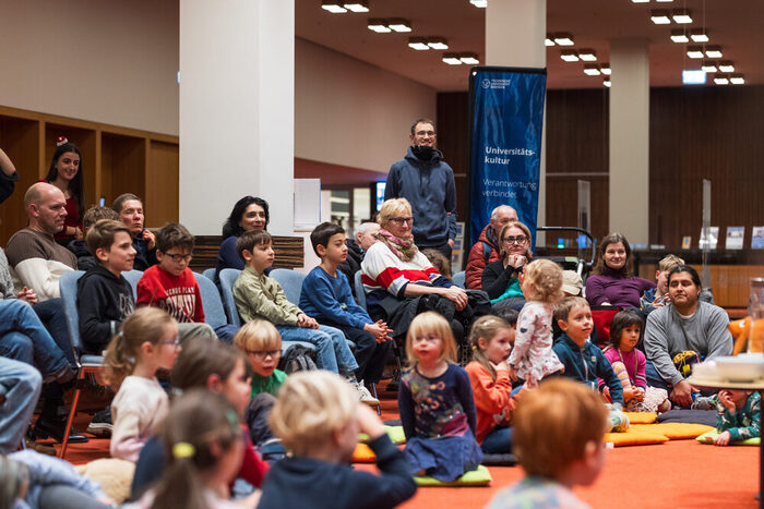 Eine Gruppe Menschen die eine Veranstaltung besucht.