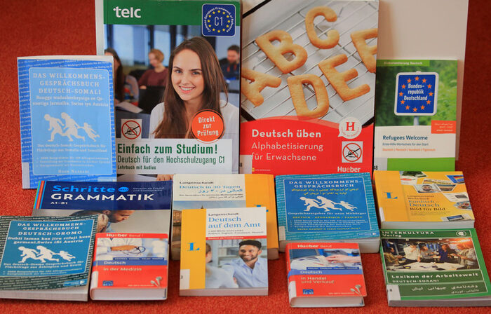Das Foto zeigt Bücher zum Erlernen der deutschen Sprache