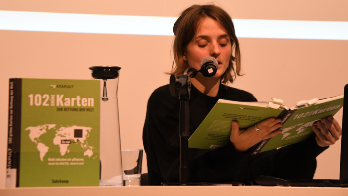 Frau mit Buch