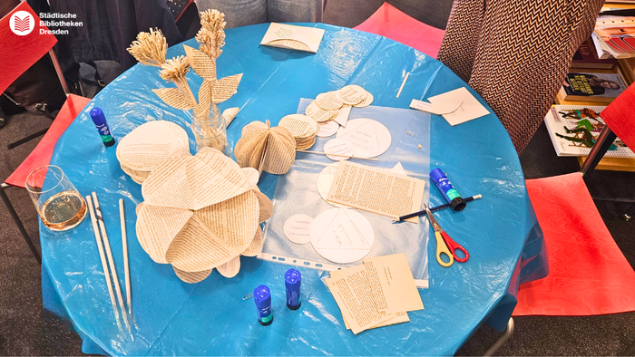 Schaufenster mit Büchern und Plakat