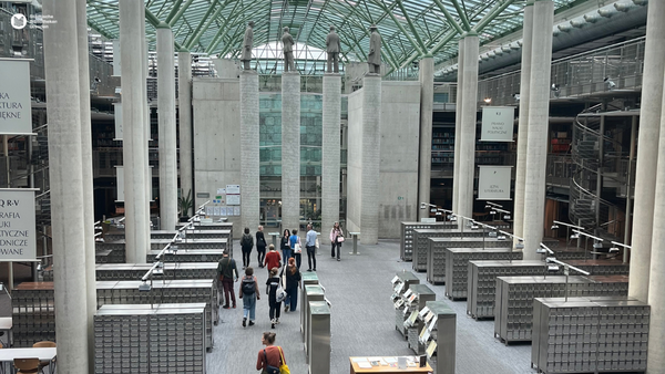 Warschau_Universitätsbibliothek_Innenansicht.png