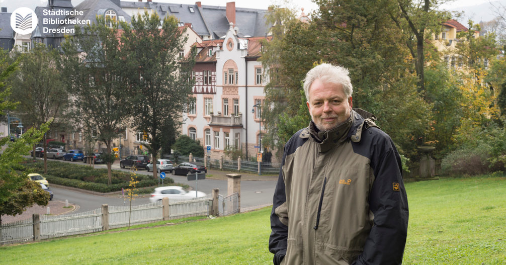 Der Autor Lutz Rathenow steht auf einer Wiese