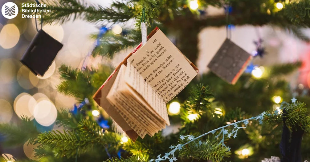 Ein Buch hängt an einem Weihnachtsbaum