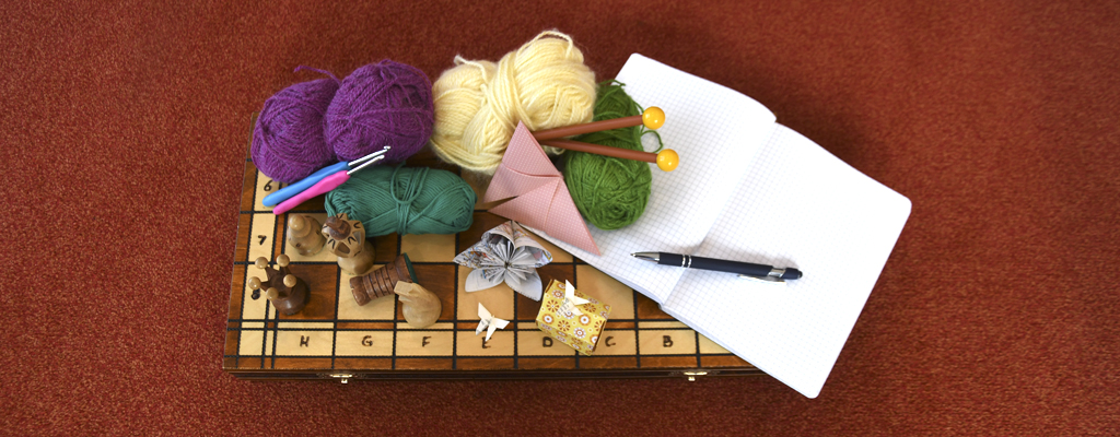 Materialien der verschiedenen MITMACH-bars sind auf dem Bild: ein Schachspiel, Stricknadeln und ein Block mit einem Stift. Materialien der verschiedenen MITMACH-bars sind auf dem Bild: ein Schachspiel, Stricknadeln und ein Block mit einem Stift.