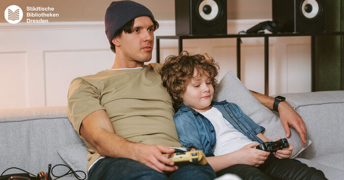 Ein Erwachsener und ein Kind spielen Onlinegames