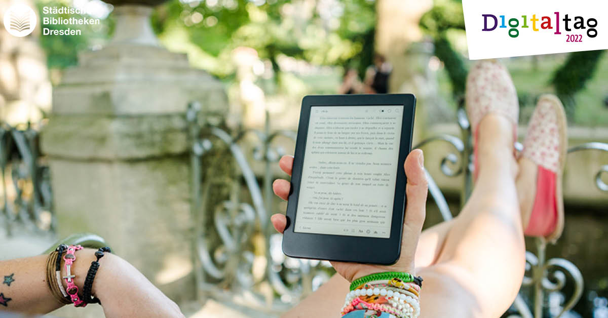 Eine Person hält einen eBook-Reader in der Hand und liest einen Text.