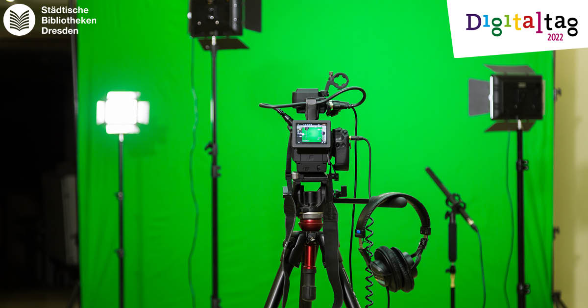 Green Screen mit einer grünen Kamera im Vordergrund