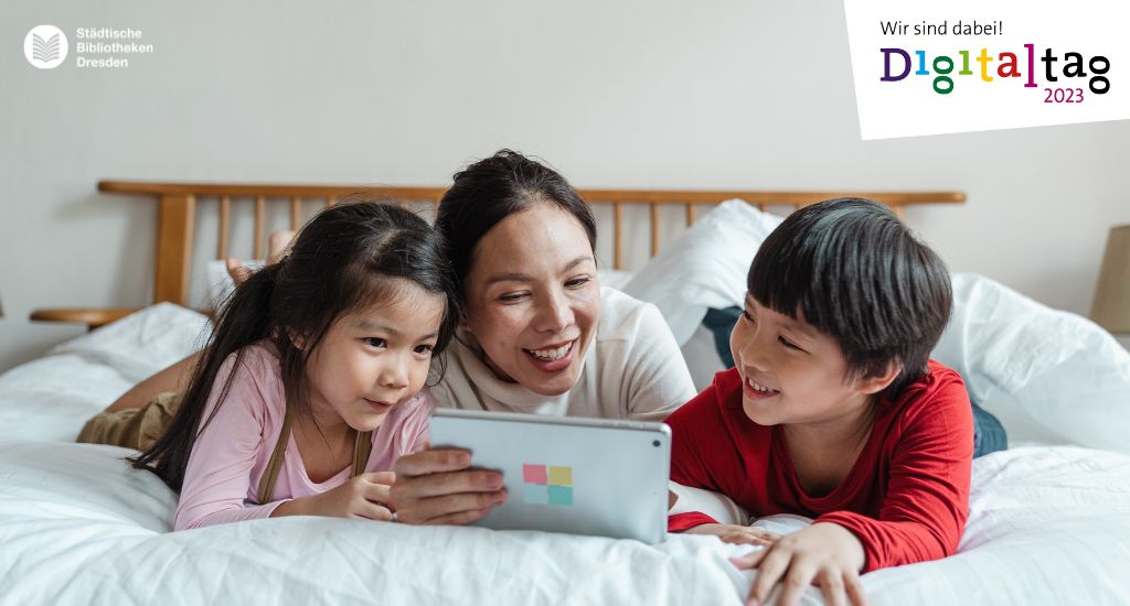 Mutter mit zwei Kindern und Tablet.