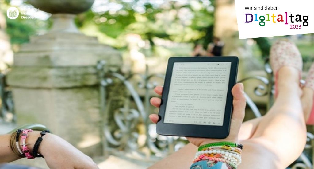 Person mit eBook-Reader.