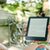 Person mit eBook-Reader.