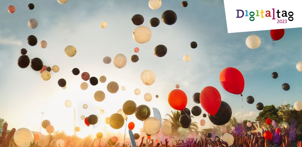 Bild mit Luftballons und einem hellblauen Hintergrund. Bild mit Luftballons und einem hellblauen Hintergrund.