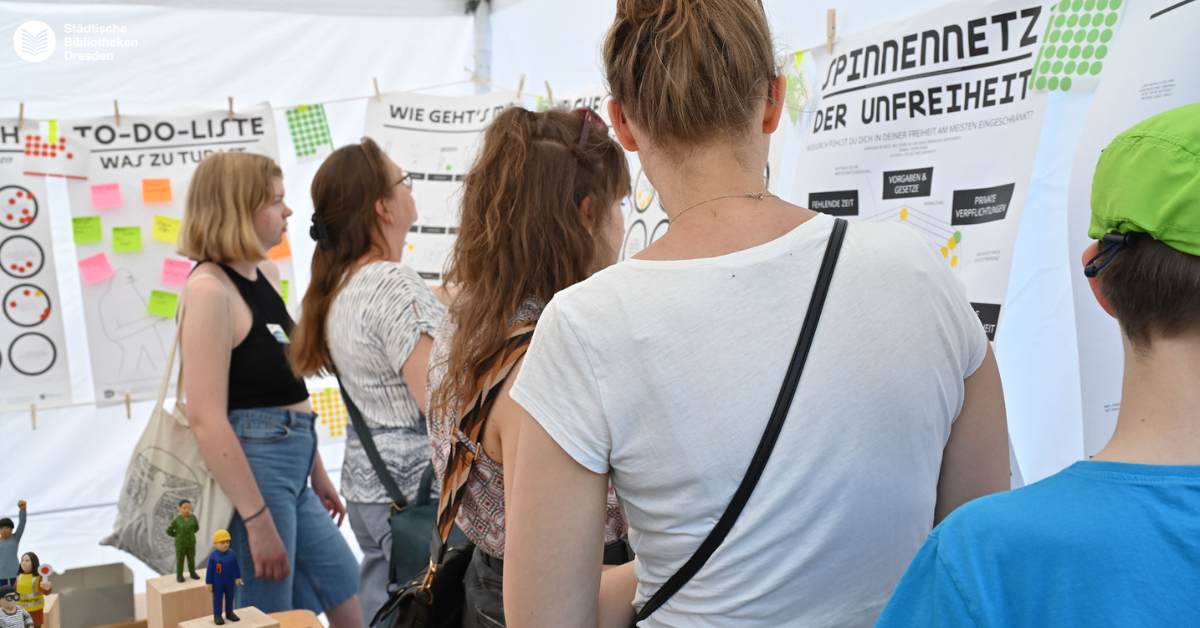 Menschen mit Plakaten im Hintergrund