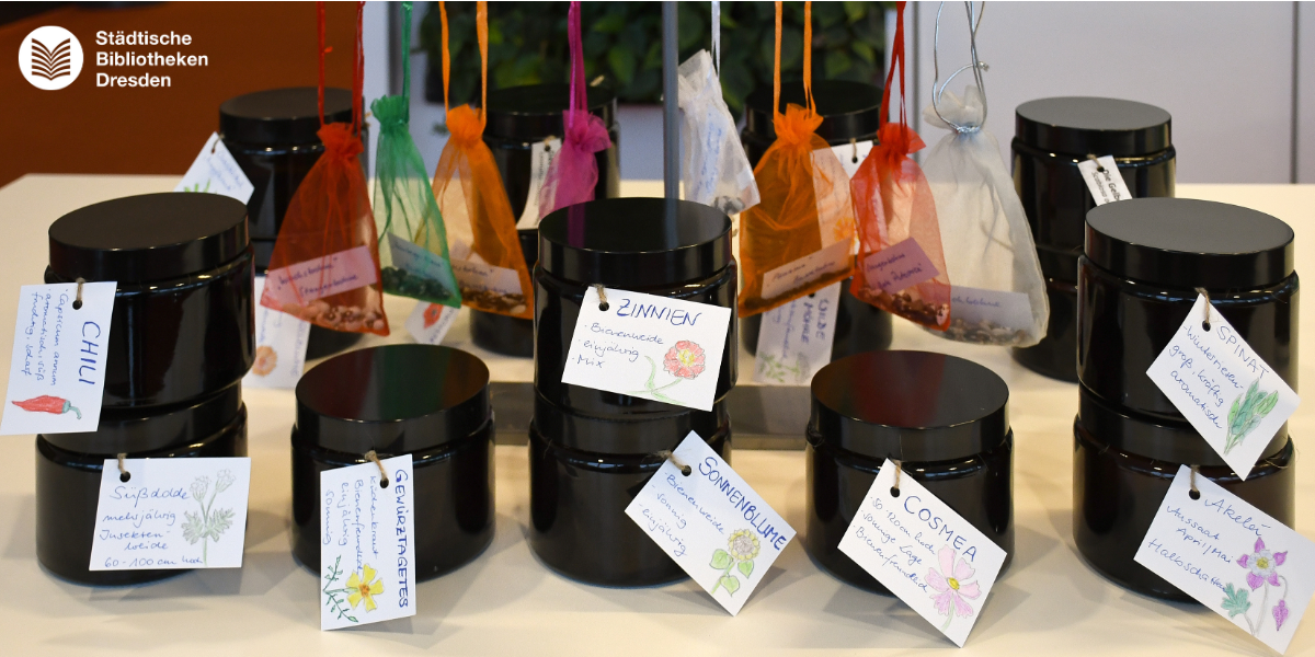 Samen der Saatgutbibliothek in Gläsern und Säckchen