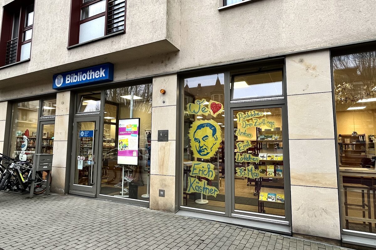Bibliothek Plauen: Schaufenster mit Kästnerportrait