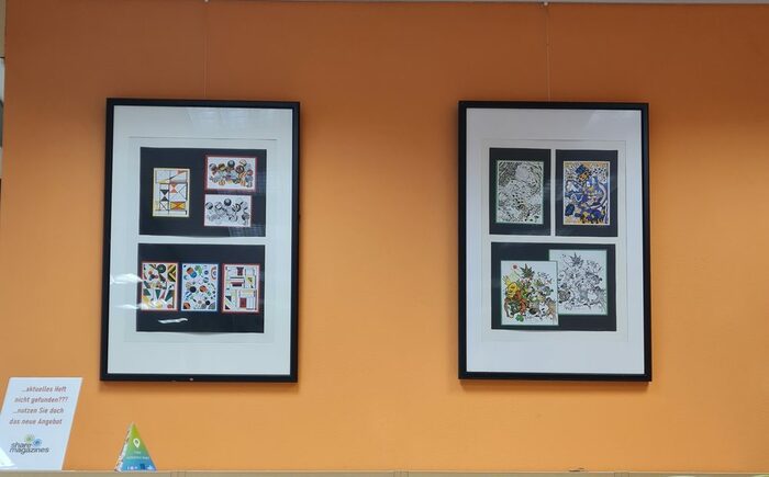 2 Bilder der Ausstellung vor einer orangenen Wand.