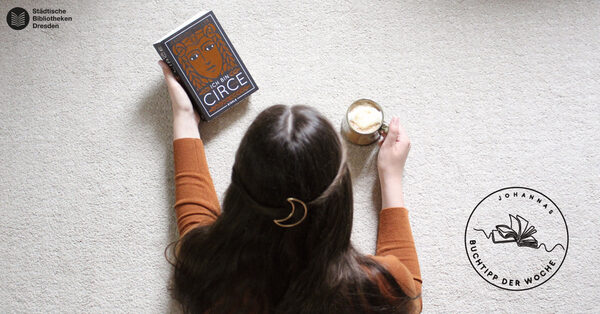 Eine Person hält das Buch "Circe" in der linken Hand