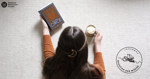 Eine Person hält das Buch "Circe" in der linken Hand