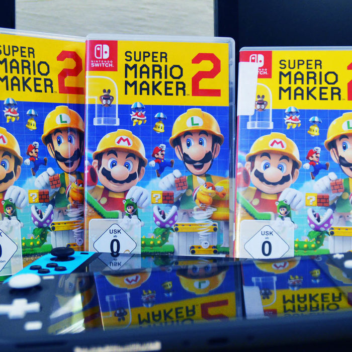3 Spiele von Super Mario Maker stehen auf einem Tisch.