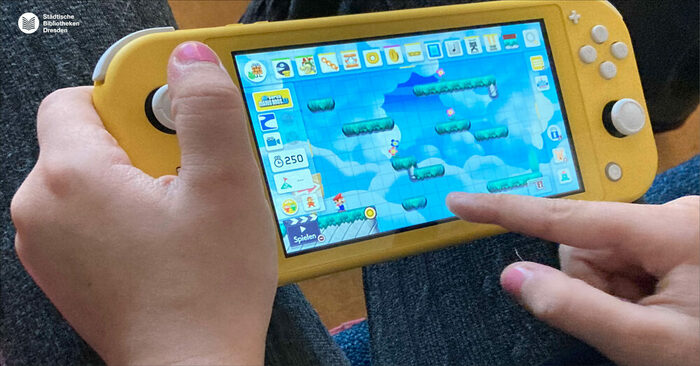 Computerspiel mit Kinderhand