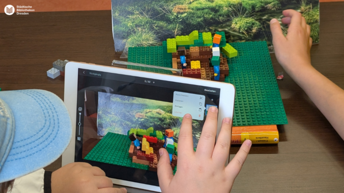 Kind vor einem Tablet