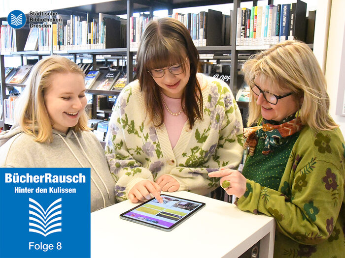 Drei Frauen sehen sich gemeinsam Inhalte auf einem Tablet an.