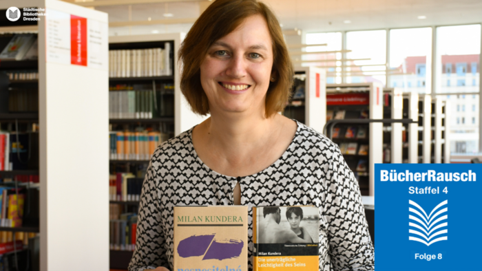 Frau mit zwei Büchern in den Händen